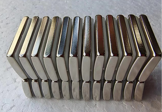 주문 Ac 모터 차 발전기를 가진 N52 아크 네오디뮴 모터 자석 아크 편평한 19x30x4.5mm online manufacture