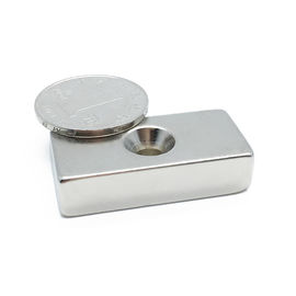 주문 20*10*3mm 나사 구멍을 가진 N35 네오디뮴 구획에 의하여 위쪽을 넓히는 자석 online manufacture